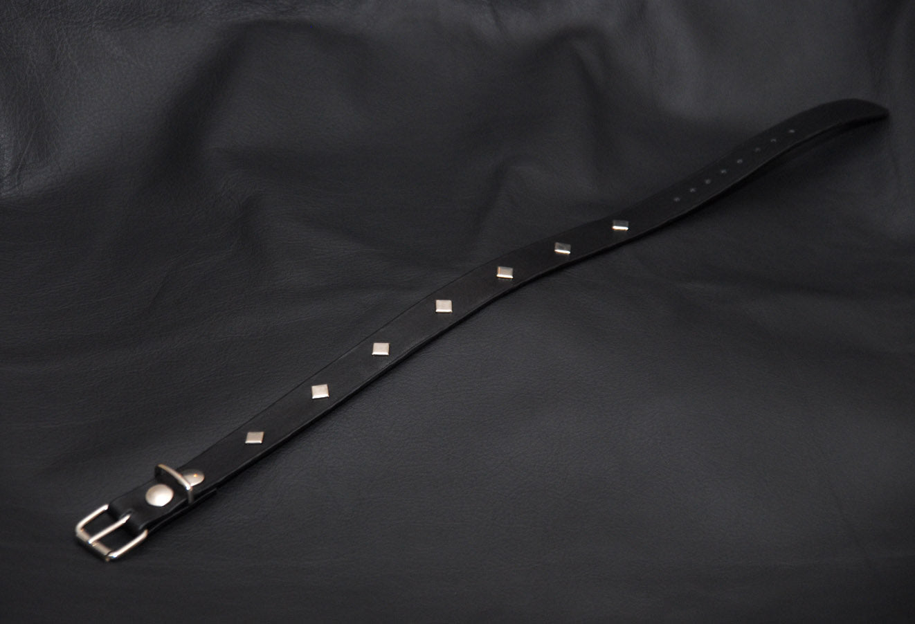 Faux leather choker necklace with roller buckle and kites, black color