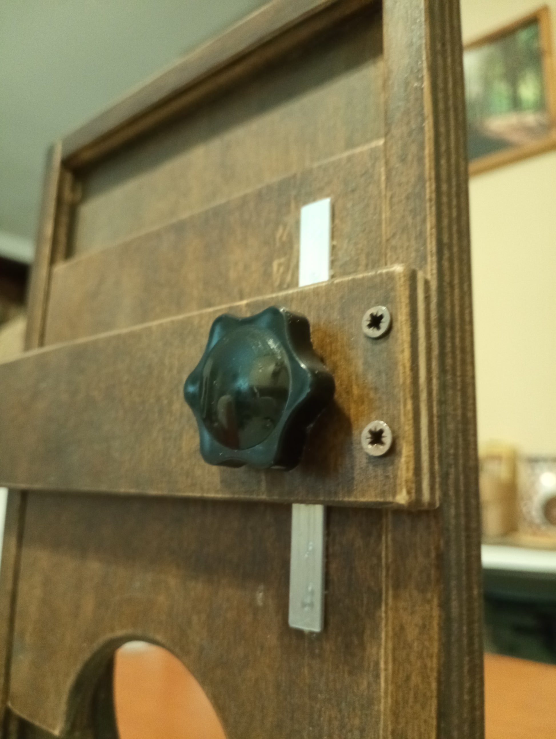 Close-up of the one-hand locking mechanism on the wooden CBT device.