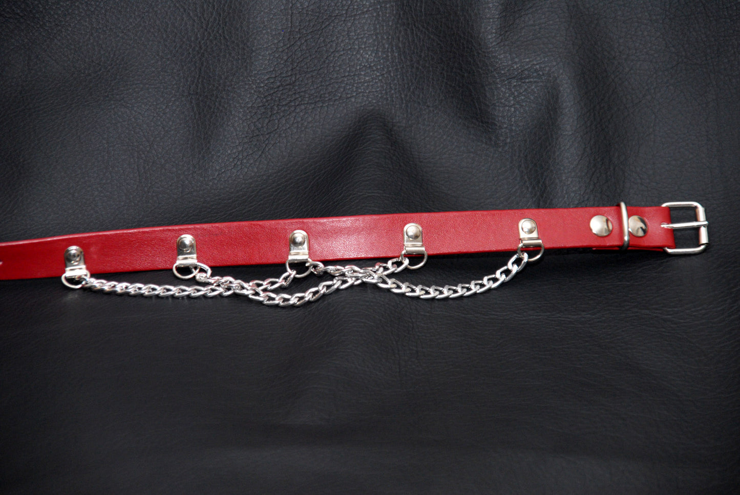 Faux leather choker necklace with roller buckle and crossing straps of chain, red color