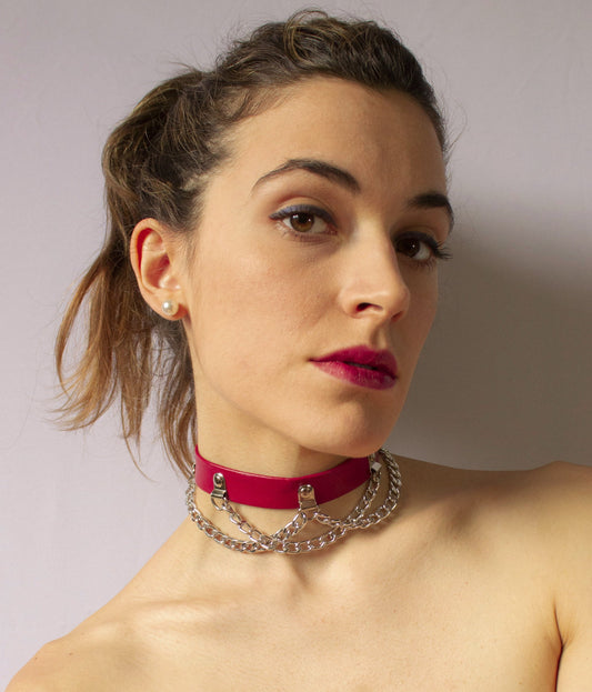 Faux leather choker necklace with roller buckle and crossing straps of chain, red color