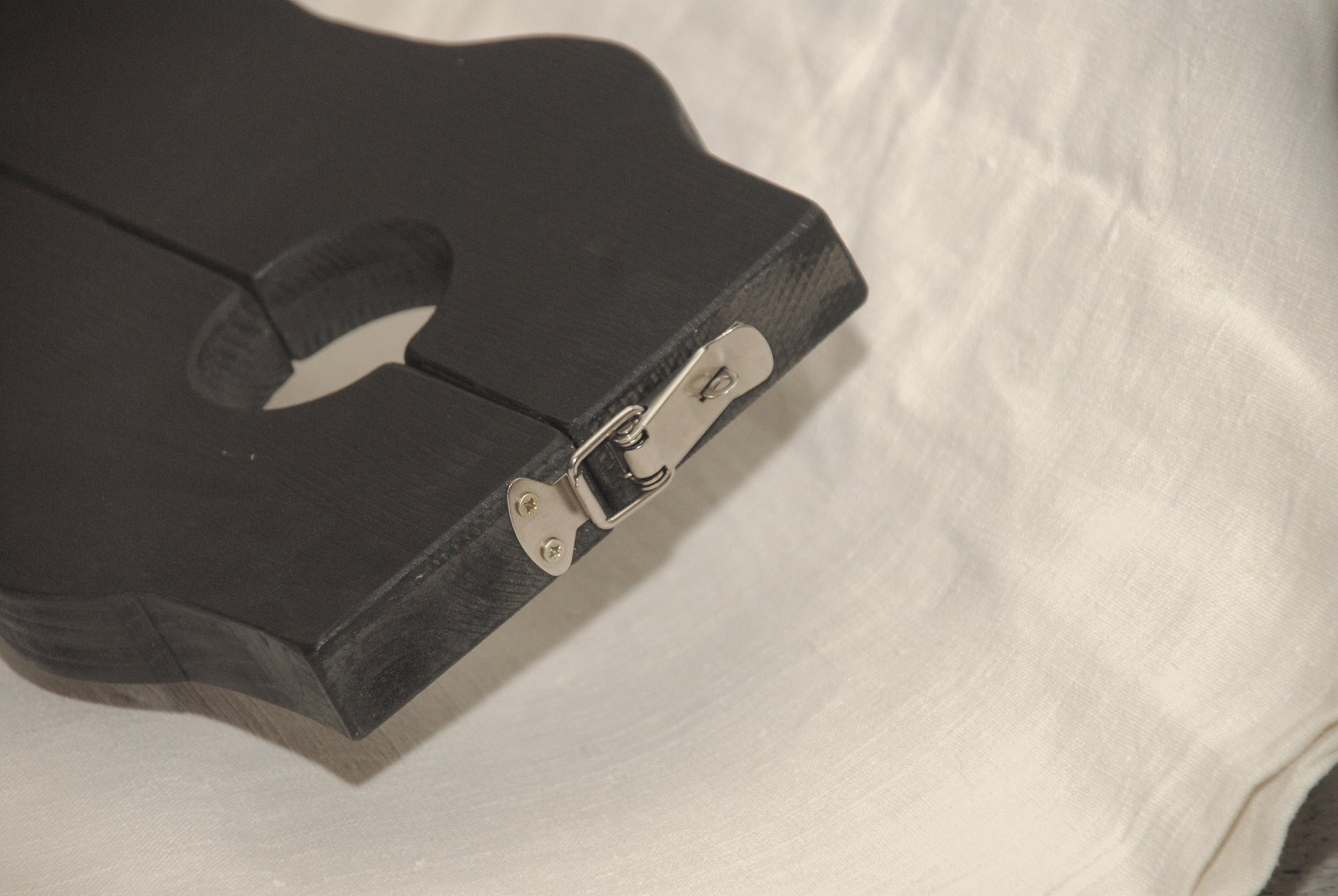 dungeon furniture restraint device with locking mechanism